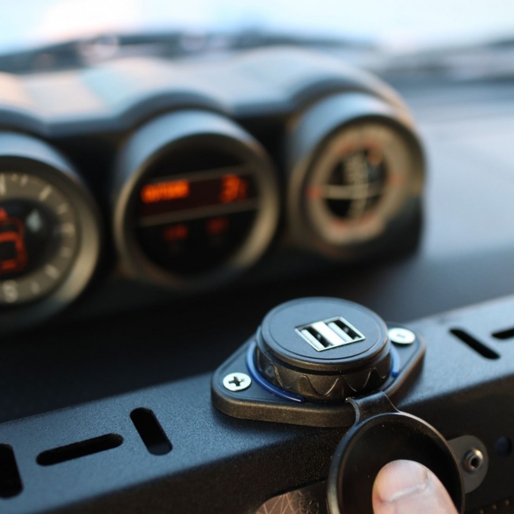 mocowanie-akcesoriow-na-deske-z-ladowarka-usb-bison-gear mocowanie-akcesoriow-na-deske-z-ladowarka-usb-bison-gear