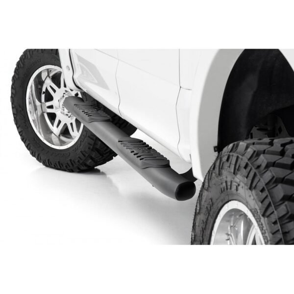 Progi, stopnie boczne czarne Rough Country Oval Nerf Steps Crew Cab