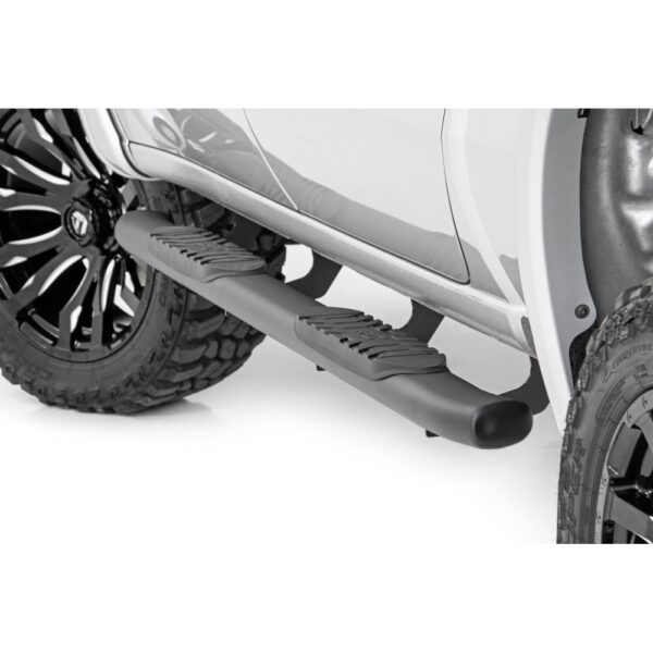 Progi, stopnie boczne czarne Rough Country Oval Nerf Steps Crew Cab