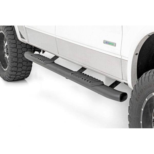 Progi, stopnie boczne czarne Rough Country Oval Nerf Steps Crew Cab