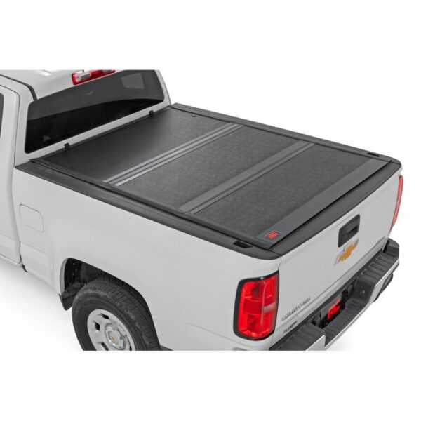 Twarda pokrywa paki tri-fold niski profil Rough Country 6′