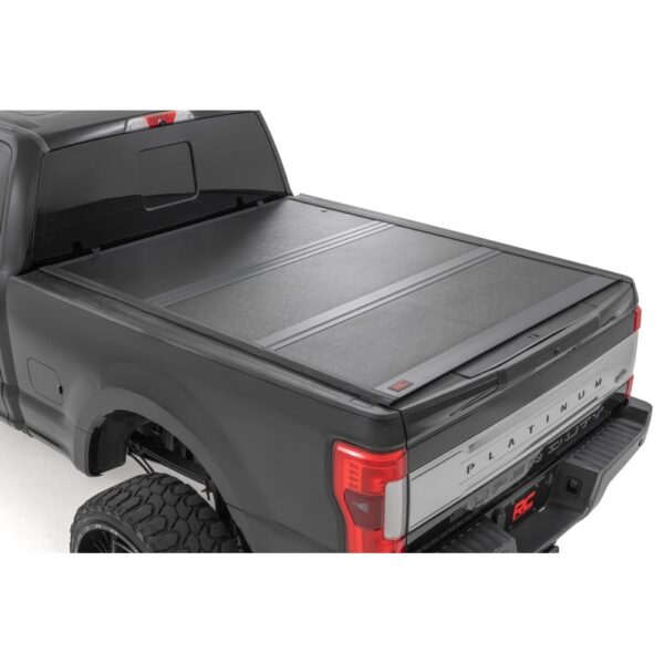 Twarda pokrywa paki tri-fold niski profil Rough Country 6’10”