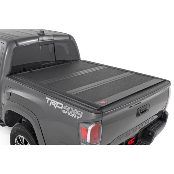 Twarda pokrywa paki tri-fold Rough Country niski profil 5′